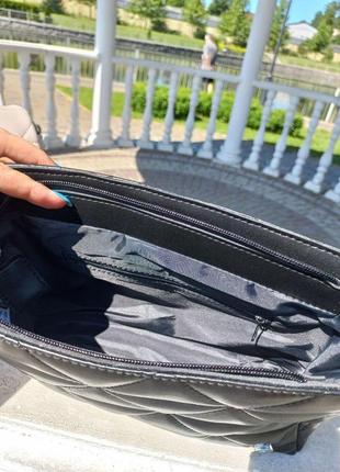 Стильная молодежная стеганная сумочка женская черная качественнаяна на молнии под клапаном7 фото