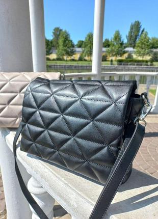 Стильная молодежная стеганная сумочка женская черная качественнаяна на молнии под клапаном4 фото