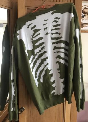 Оливковый свитер с скелетом на спине1 фото