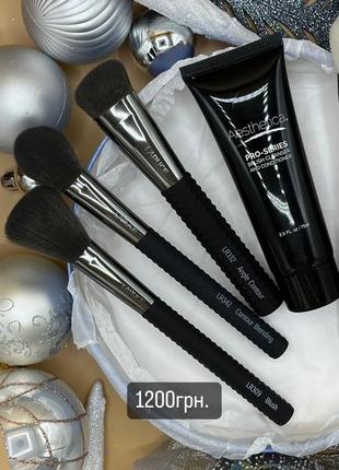 Пензлі для макіяжу та засіб для очищення laruce