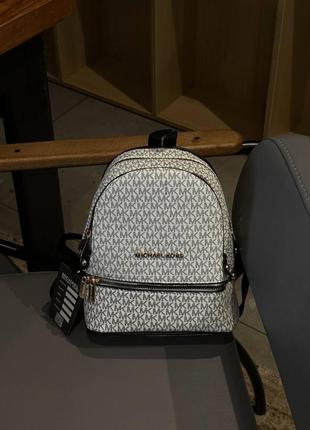 Рюкзак под бренд michael kors monogram backpack mini white женский9 фото