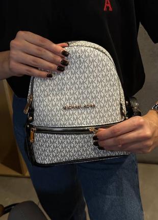 Рюкзак под бренд michael kors monogram backpack mini white женский6 фото