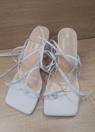 Стильные белые босоножки на каблуке р.38/босоніжки5 фото
