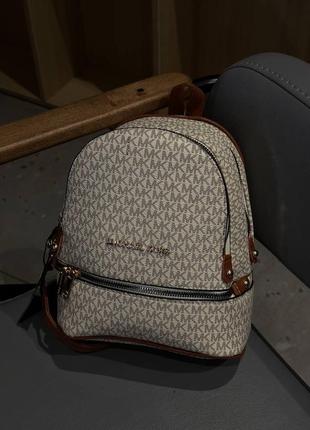 Рюкзак под бренд michael kors monogram backpack mini beige женский7 фото