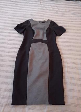 Плаття-карвндаш,-оздоблене вставками іншої тканини,підчеркує фігуру