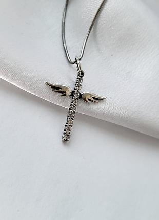 Серебряный прямой крест и крылья ангела с белыми камнями черненное серебро 925 пробы 3511 1.70г