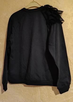Черная кофта свитшот с принтом и рюшей на плече3 фото