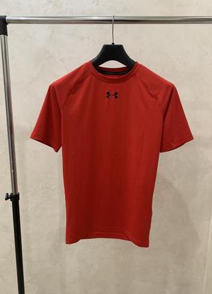 Спортивна облягаюча футболка under armour червона1 фото