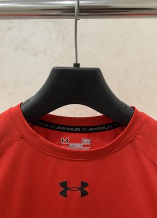 Спортивна облягаюча футболка under armour червона2 фото