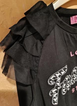 Черная кофта свитшот с принтом и рюшей на плече5 фото