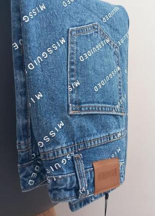 Голубые джинсы с надписями missguided. высокая посадка.5 фото