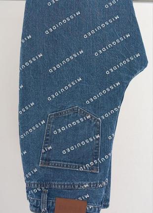 Голубые джинсы с надписями missguided. высокая посадка.4 фото