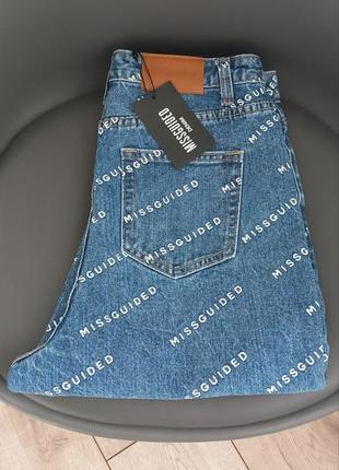 Голубые джинсы с надписями missguided. высокая посадка.1 фото