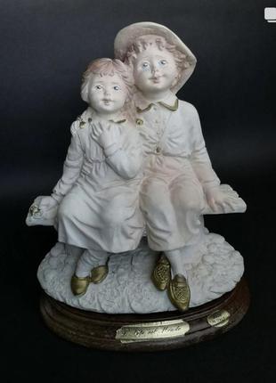 Продам фарфорвую статуэтку на деревянной основе от известного бренда capodimonte италия