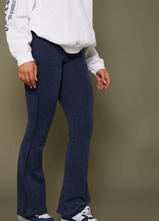 Синие брюки-клеш скинни с эффектом потертости от prettylittlething3 фото