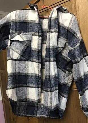 Рубашку в темно-синие клетку