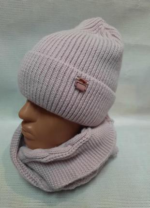Зимняя вязаная шапка с хомутом для девочки подростка пудровая, лиловая на объём головы2 фото