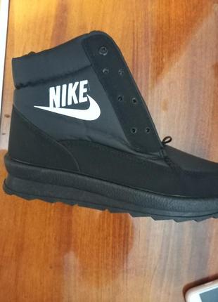 Зимние женские кроссовки черные, дутики, теплые ботинки женские на шнурках черные9 фото