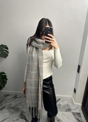 Теплый серый длинный широкий объемный шарф в стиле акне5 фото