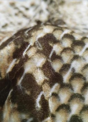 Бежевий велюровий комбінезон зі зміїним принтом pretty little thing8 фото
