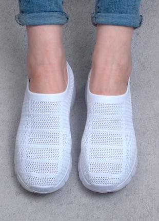 Стильні білі кросівки з текстилю сітка літні дихаючі мокасини кеди без шнурівки3 фото