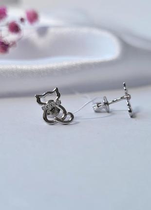Серебряные серьги  сережки гвоздики на закрутках кот с белыми камнями серебро 925 пробы родиров 82763б 1.03г