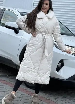 Стеганая удлиненная куртка с поясом / пальто