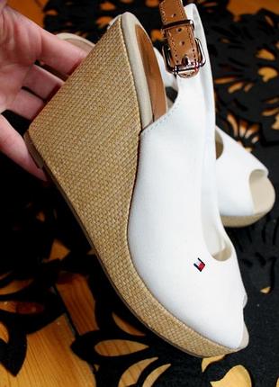 39 р. босоніжки tommy hilfiger. оригінал. довжина по внутрішній устілці 25 см, ширина підошви 8 см.,