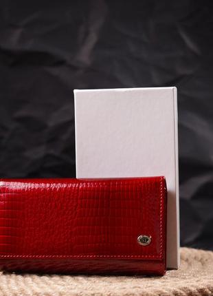 Яскравий жіночий гаманець із лакованої шкіри з візитницею st leather 19405 червоний9 фото