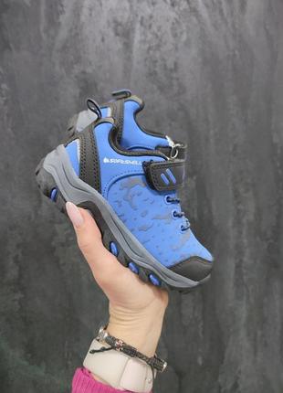 Кроссовки весенние 
martes