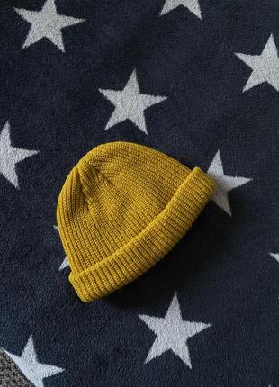 Жовта шапка бінні на маленьку голову або дитину