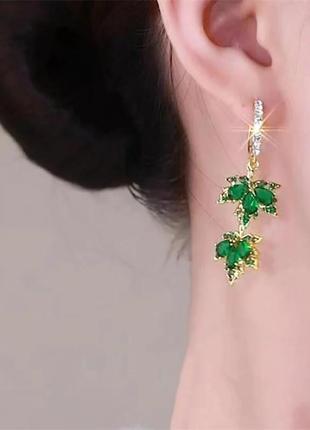 Сережки liresmina jewelry модні золотисті сережки з камінням київський зелений клен із зеленими фіанітами гілочка2 фото