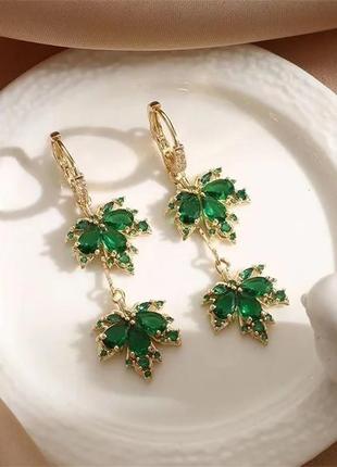 Сережки liresmina jewelry модні золотисті сережки з камінням київський зелений клен із зеленими фіанітами гілочка