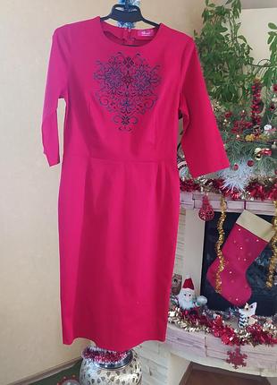 Красное елегантное  платье футляр с вышивкой