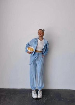 Велюровый плюшевый костюм: укороченная кофточка и удобные брюки джоггеры, цвет - фуксия, голубой, мокко, электрик6 фото
