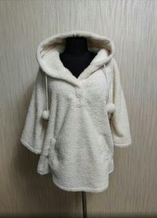 Ніжне, затишне пончо з капюшоном