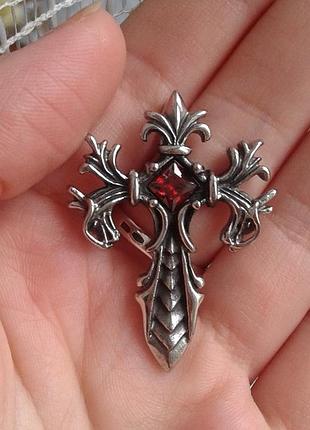 Крестик в готическом стиле с красным камнем из медицинской стали psc-012.r