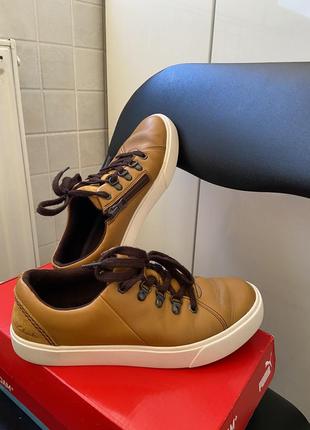 Шкірянні кросівки