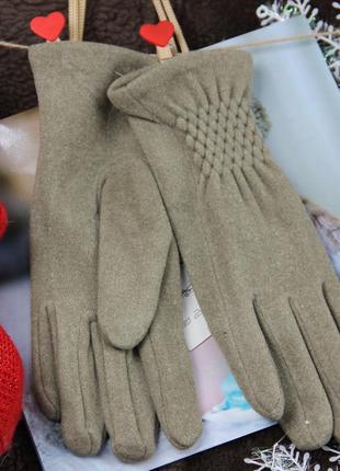 Перчатки женские велюровые с мехом осень-зима размер m с резиновой вставкой бежевый3 фото