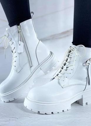 Білі зимові черевики