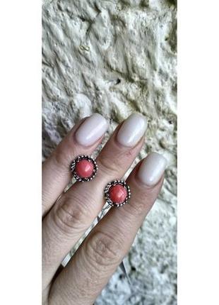 Серебряные серьги -пусеты от хартов с розовым кораллом