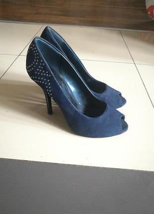 Туфлі, босоніжки