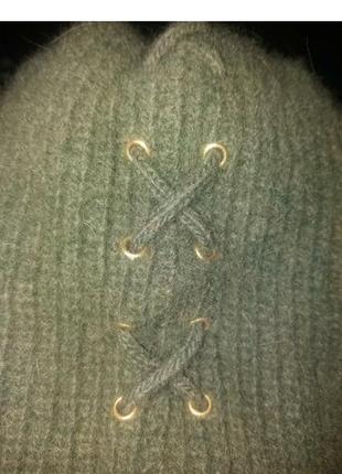 Ангорова оливкова шапочка.