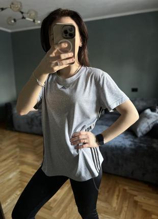 Серая спортивная оверсайз футболка adidas