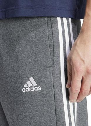 Флісові чоловічі спортивні штани оригінал сша adidas essentials 3-stripes open hem fleece pants теплі на флісі брюки сірі утеплені зимові демісезонні5 фото