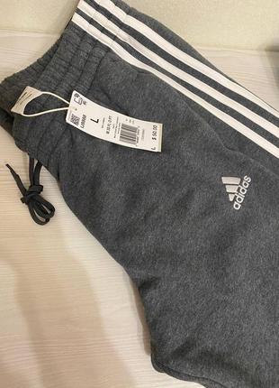 Флісові чоловічі спортивні штани оригінал сша adidas essentials 3-stripes open hem fleece pants теплі на флісі брюки сірі утеплені зимові демісезонні8 фото