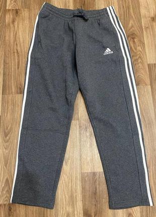 Флісові чоловічі спортивні штани оригінал сша adidas essentials 3-stripes open hem fleece pants теплі на флісі брюки сірі утеплені зимові демісезонні7 фото