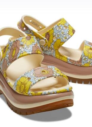 Crocs крокс на платформе сандалии босоножки mega crush retro floral sandal vanilla cork