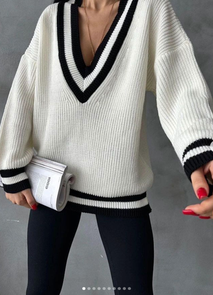 Трендовий шкільний светр з v-подібним вирізом від с
