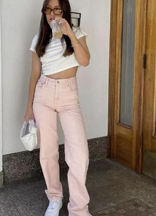 Нежно-розовые джинсы бойфренды, трендовые мом джинсы зефирки